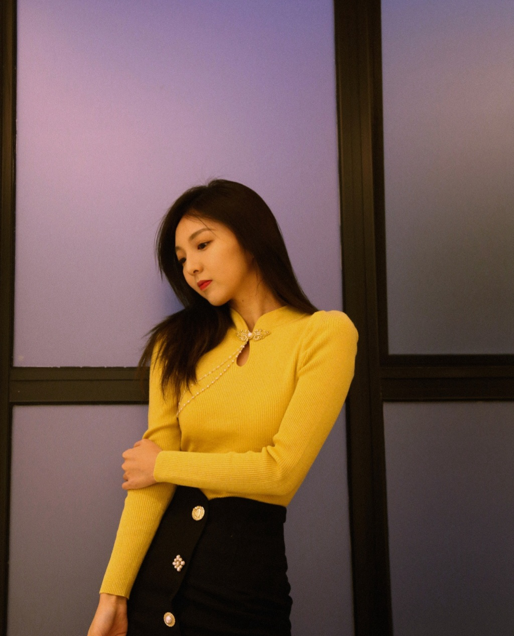强东玥鹅黄衫甜美写真图片