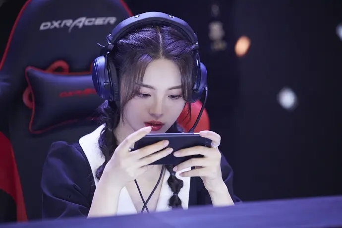 网瘾少女杨超越俏皮可爱图片