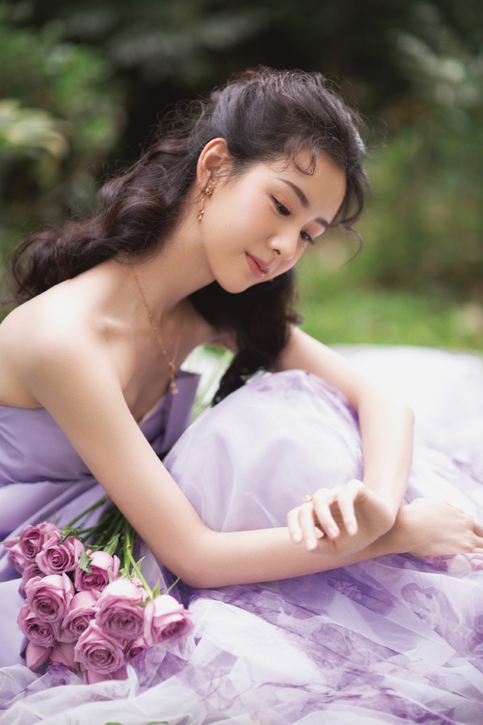 陈都灵紫色抹胸裙灵动又优雅写真