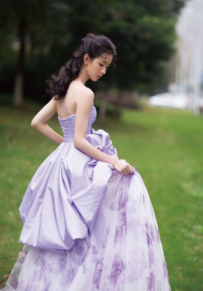 陈都灵紫色抹胸裙灵动又优雅写真