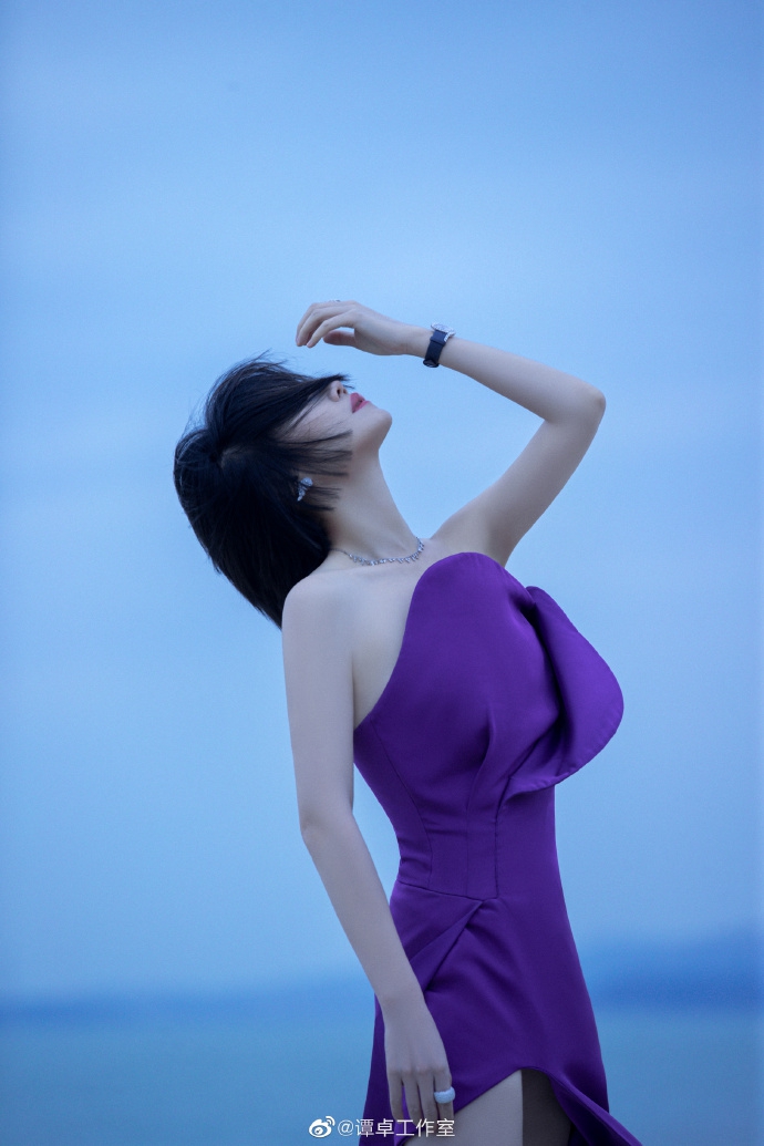 谭卓紫色开叉长裙性感撩人写真