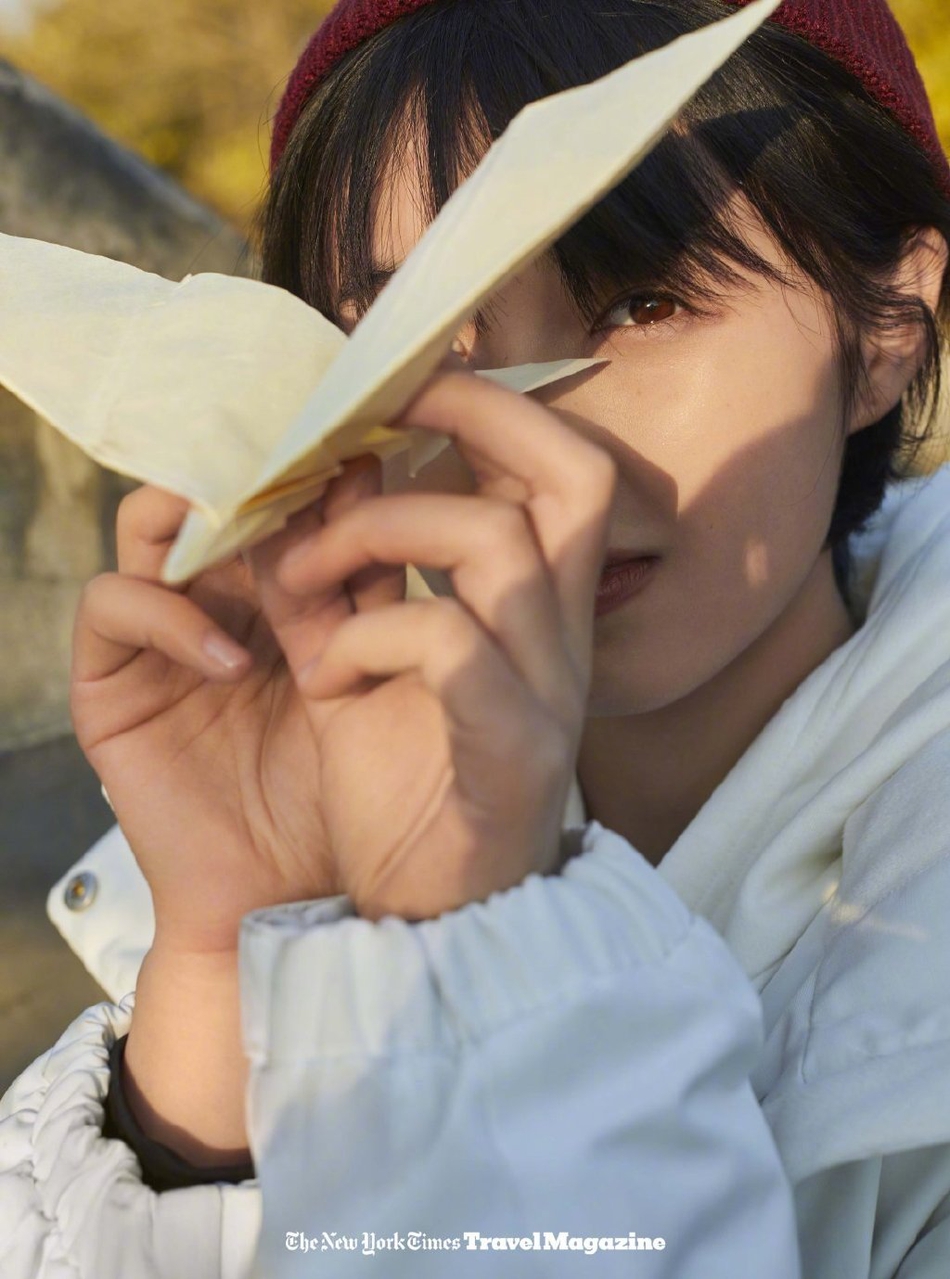 张子枫运动装束干净自然时尚写真