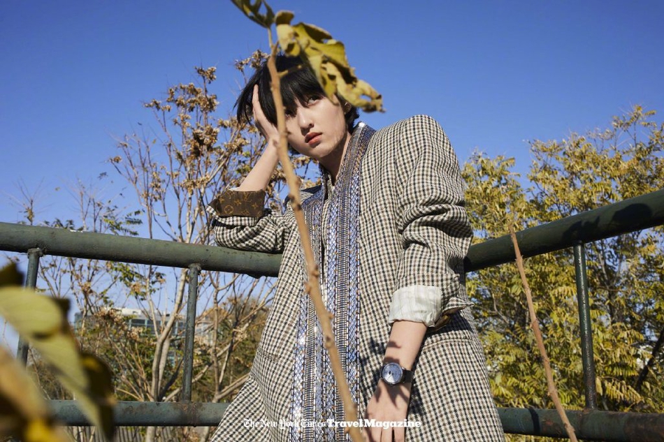 张子枫运动装束干净自然时尚写真