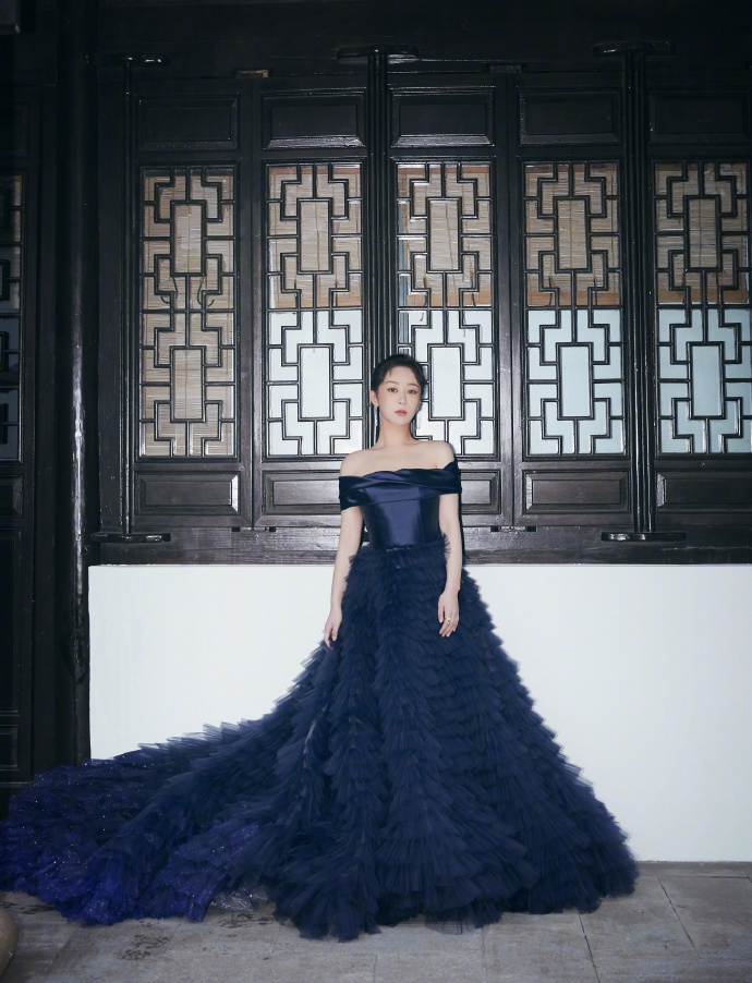 杨紫暗夜蓝长裙似典雅公主写真