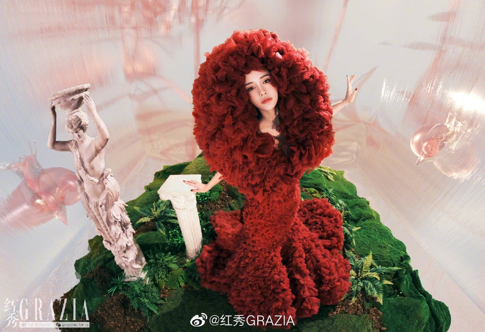杨颖化身美人鱼精致又仙美写真