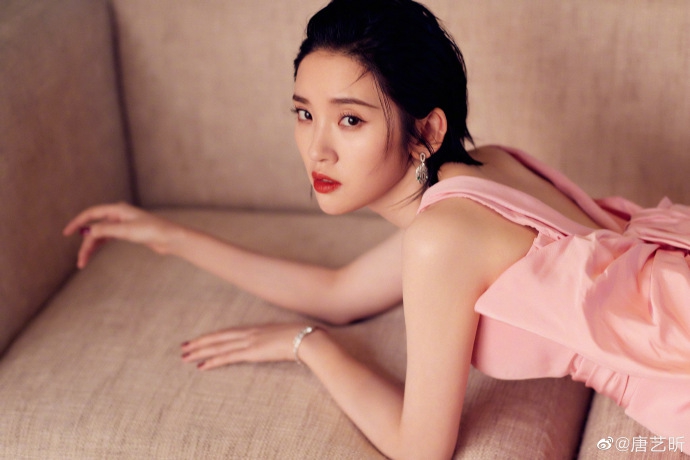 唐艺昕粉色抹胸裙少女感十足写真