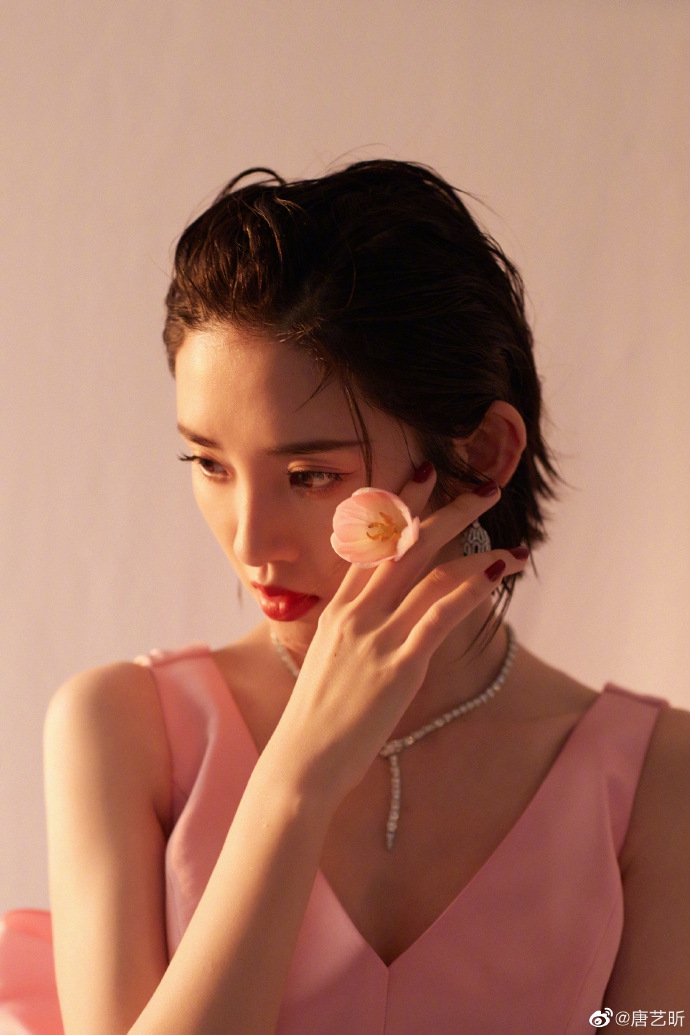 唐艺昕粉色抹胸裙少女感十足写真