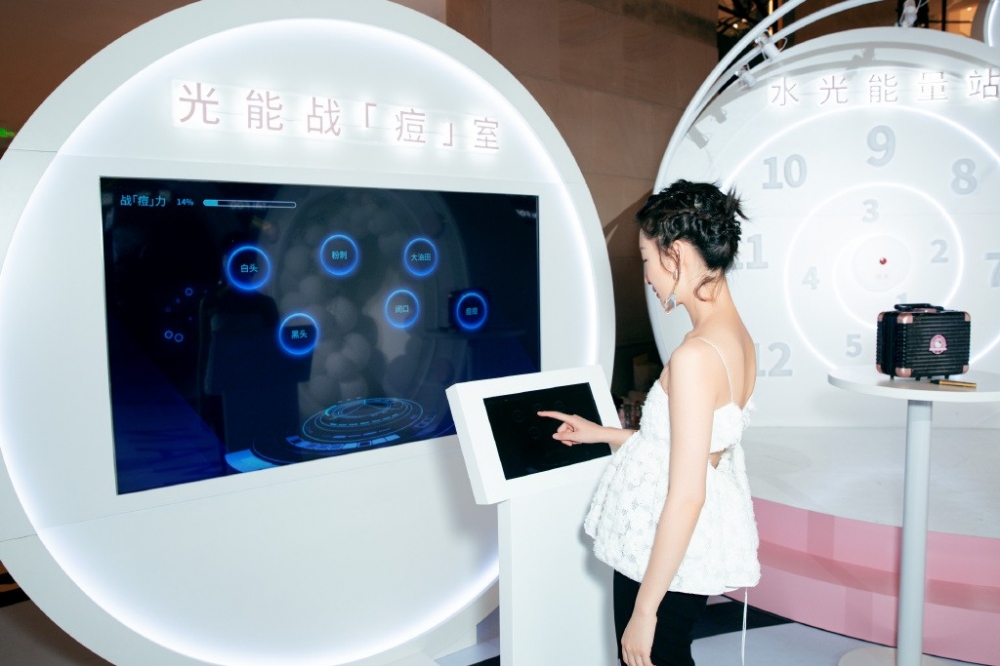 女星周冬雨甜美露背装活动照