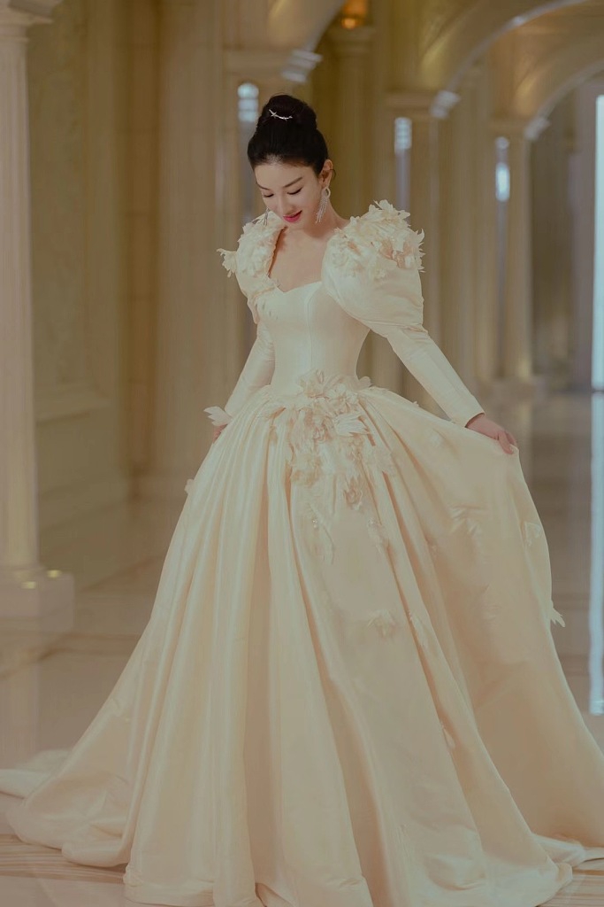 黄奕奶白色公主裙高贵优雅写真
