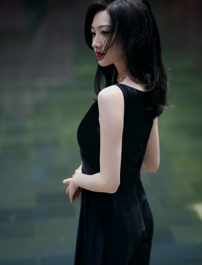 景甜黑色深V长裙优雅大方写真