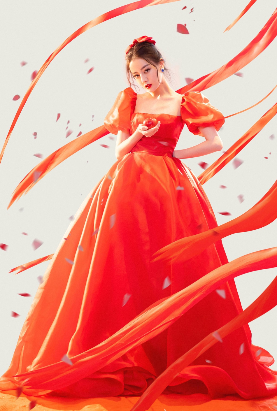 迪丽热巴红色长裙美艳动人写真