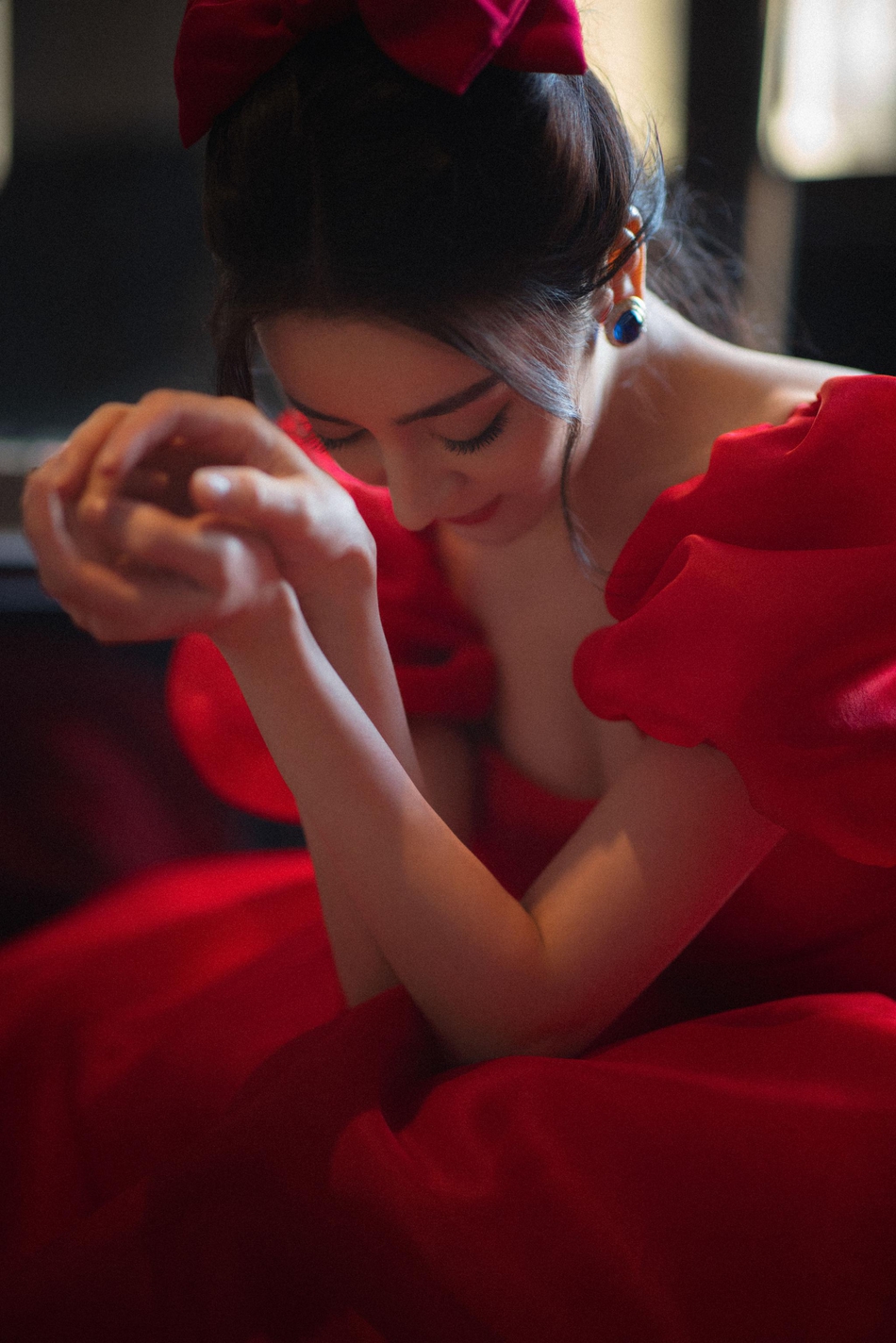 迪丽热巴红色长裙美艳动人写真