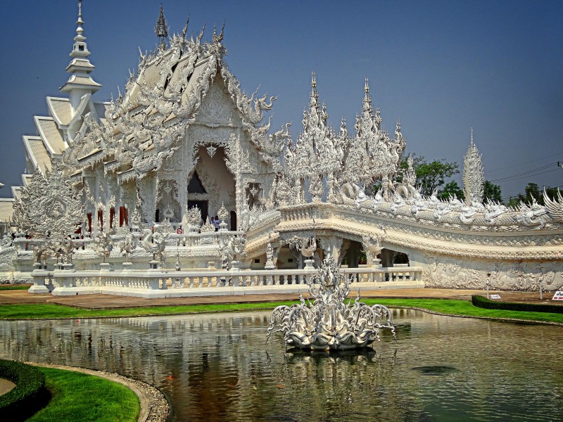 泰国清莱白龙寺建筑风景图片(13张)