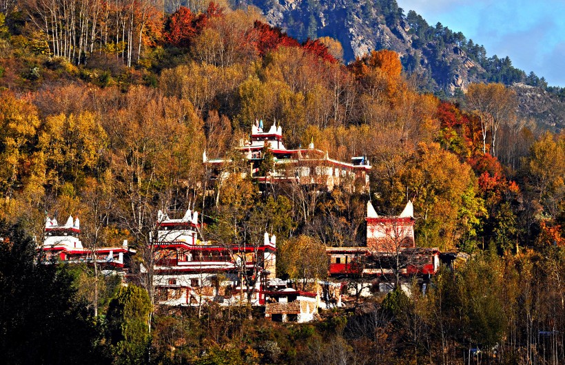 四川川西巴丹藏寨风景图片(8张)