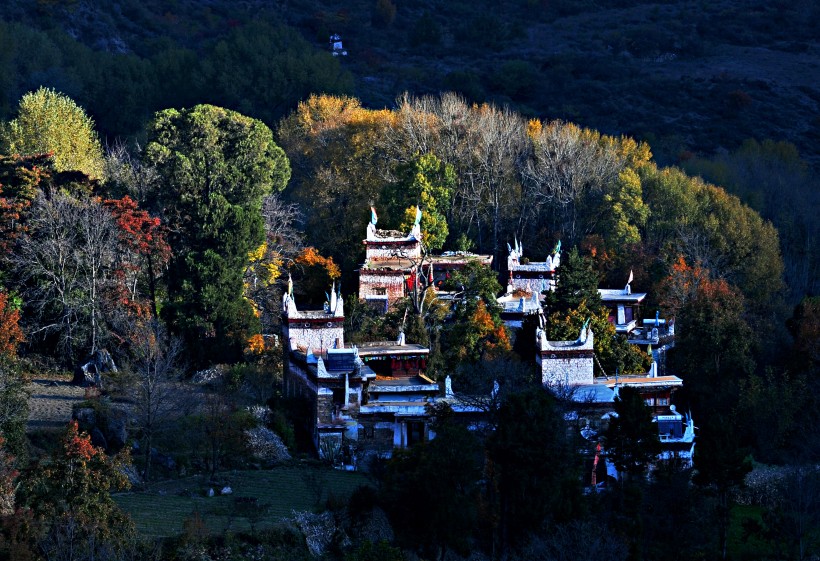 四川川西巴丹藏寨风景图片(8张)