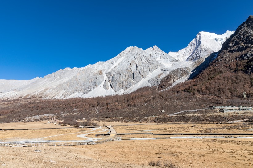 四川稻城亚丁雪山风景图片(11张)