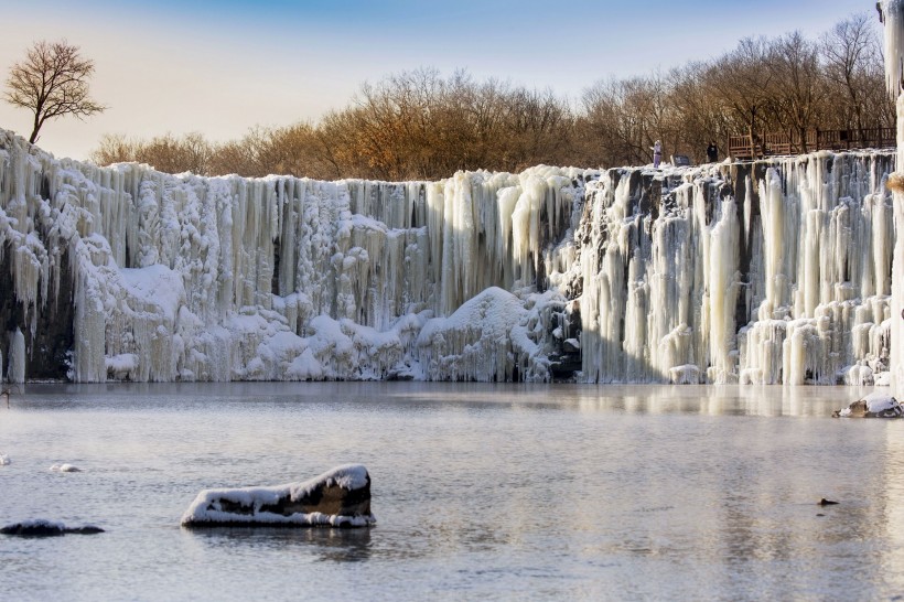 冬天的吊水楼瀑布风景图片(10张)