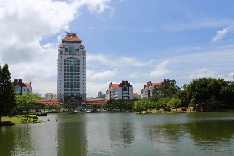 福建厦门大学芙蓉湖风景图片(9张)