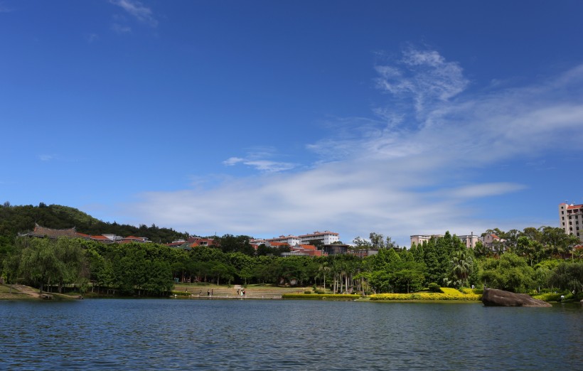福建厦门大学芙蓉湖风景图片(9张)