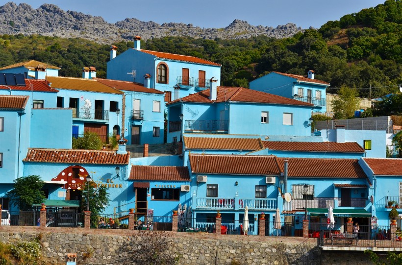 西班牙蓝精灵村风景图片(8张)
