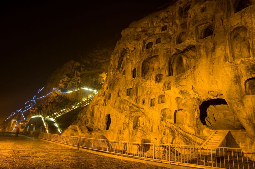 洛阳龙门石窟夜景图片(8张)