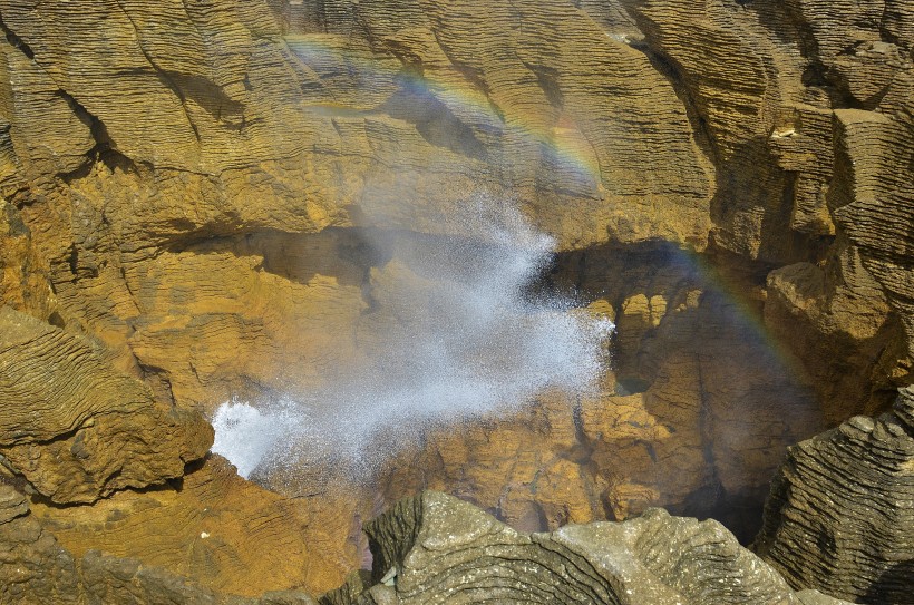 新西兰普纳凯基的千层石岩与喷水洞图片(8张)