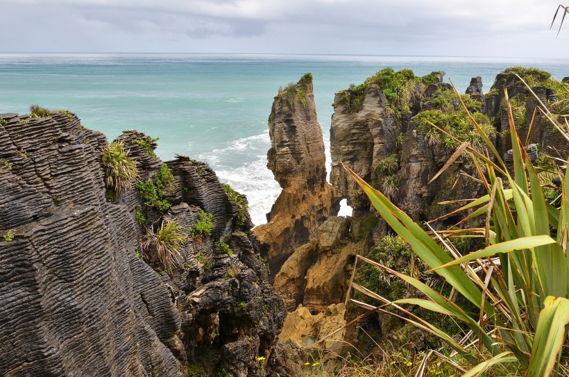 新西兰普纳凯基的千层石岩与喷水洞图片(8张)