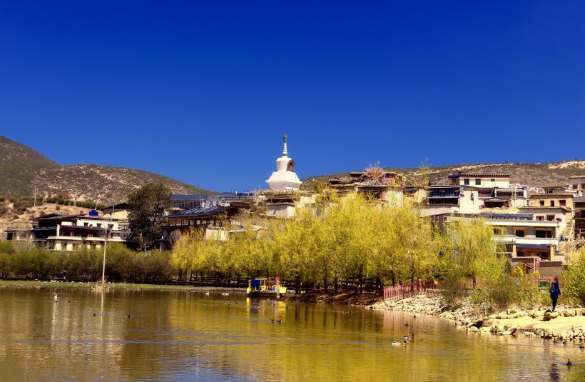 云南松赞林寺风景图片(8张)