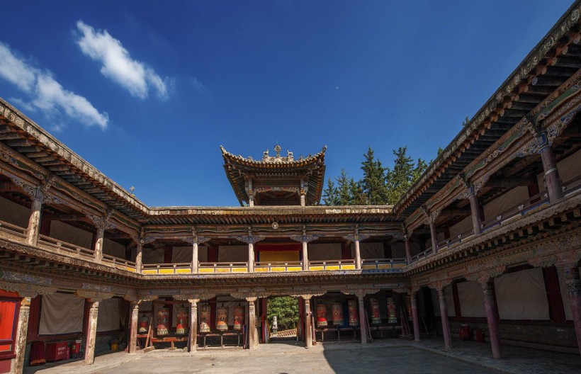 青海西宁塔尔寺风景图片(12张)