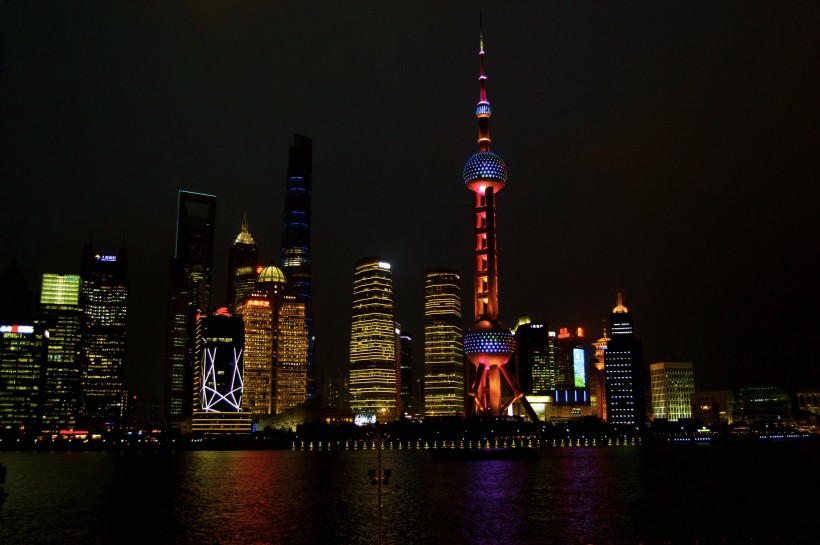 夜晚的上海东方明珠广播电视塔图片(12张)