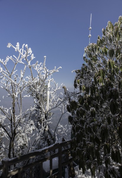 湖南张家界天门山雪景图片(13张)