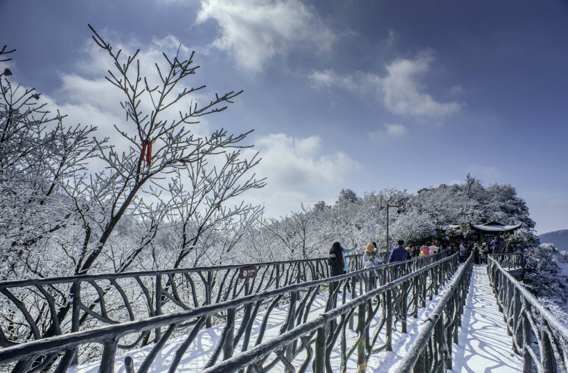 湖南张家界天门山雪景图片(13张)