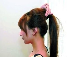 中长发型怎么扎好看 齐刘海发型扎法图解[4P]