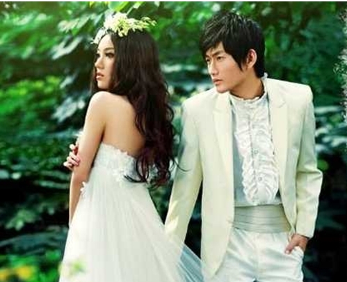 韩式婚纱照新娘发型图片 长卷发尽显自然美[4P]