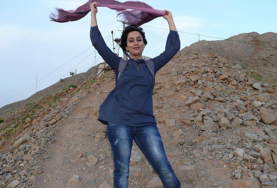 伊朗女子晒摘掉面纱照片 长发随风飞舞畅享自由[7P]