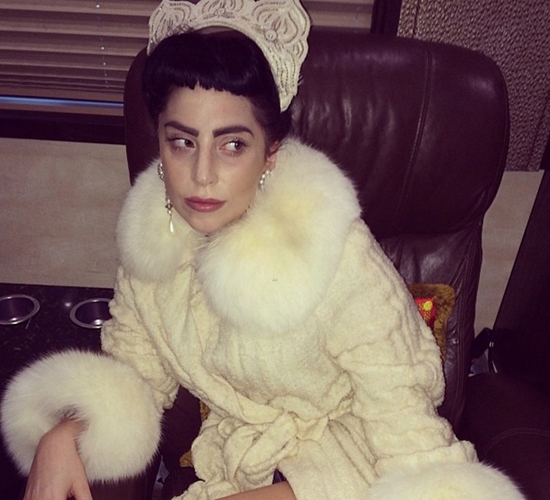 看Lady Gaga如何驾驭锅盖头发型[16P]
