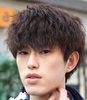 今年流行的韩国男生烫发发型图片[7P]