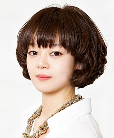 韩国美女示范最流行的女生发型 波波蛋卷+柔情长发[6P]