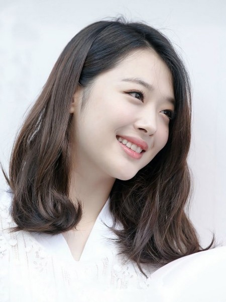 《时尚王》崔雪莉发型照片 韩式中长发就“抄”她[10P]