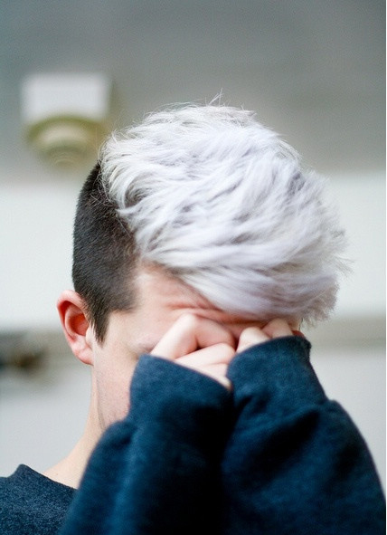 男生烟灰色、银灰色、亚麻色头发图片[6P]