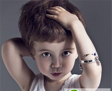 最流行的男宝宝发型　打造酷帅小潮童