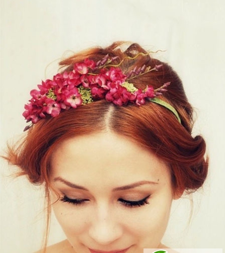 女神范新娘鲜花发型图片 新娘显白棕红色染发发型