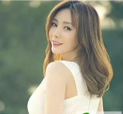 大脸女生适合什么发型 内扣卷发气质显瘦
