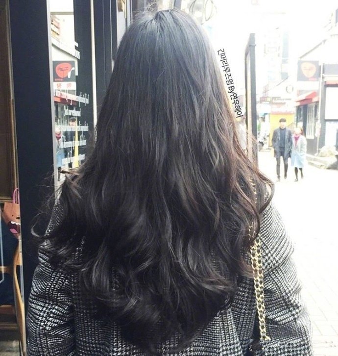 一组适合秋冬的女生长卷发图片