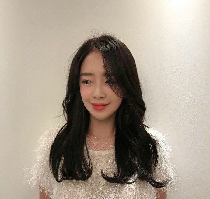 一组女生简单美丽的中长卷发参考