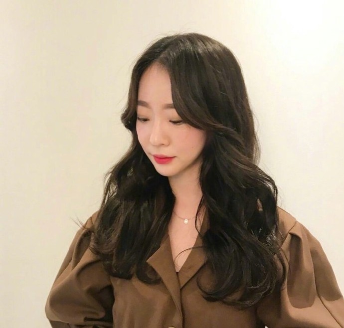 一组女生简单美丽的中长卷发参考