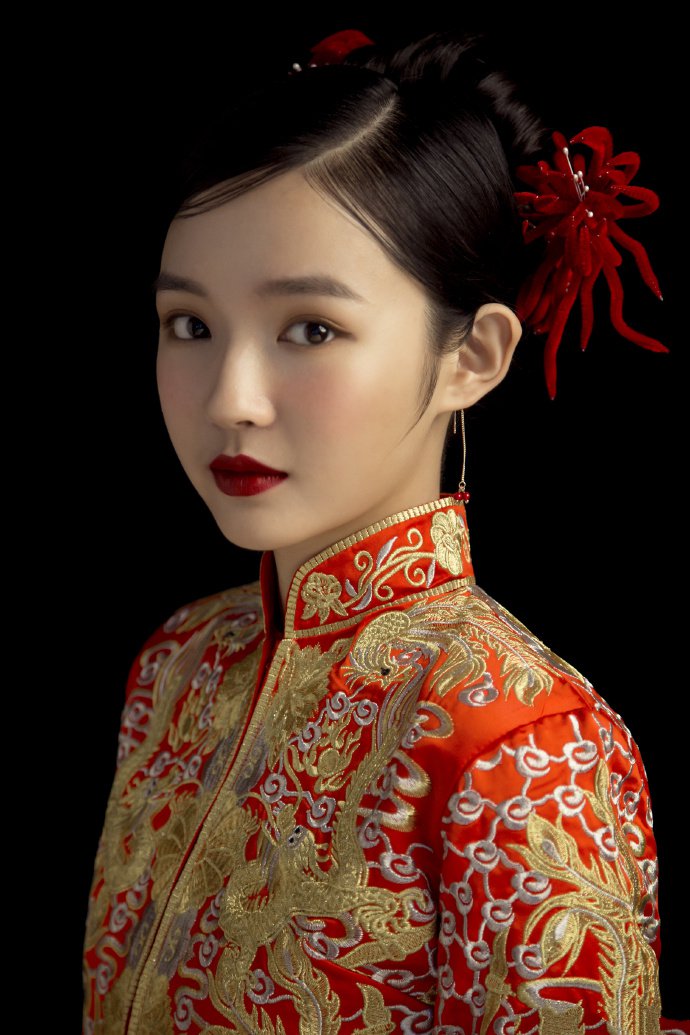 中式新娘发型 青丝挽发侧垂高髻插金钿