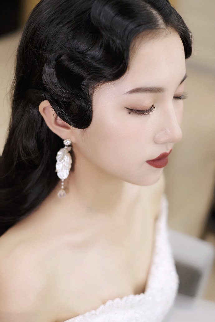 飘逸的发丝充满了青春活力的新娘发型