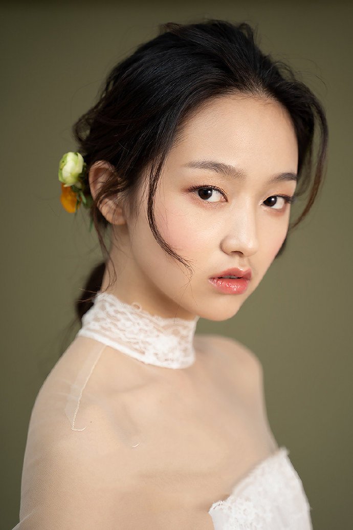 一杆简单的木百合，可绘出多少形象之外的美善