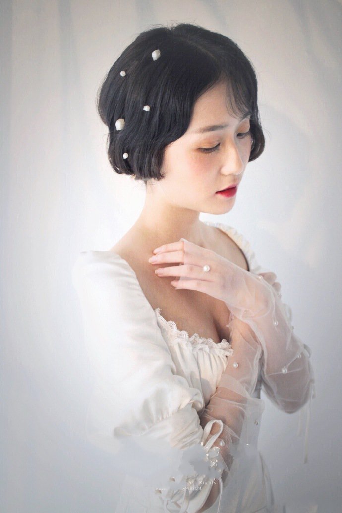 最美法式珍珠新娘发型增加了几分少女的羞涩感